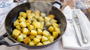 Ajoutez ceci à vos pommes de terre en cuisson : elles deviennent plus savoureuses, très parfumées et ultra fondantes