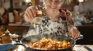 Depuis 100 ans dans sa famille, cette grand-mère a l’ingrédient secret de ses pâtes à la tomate