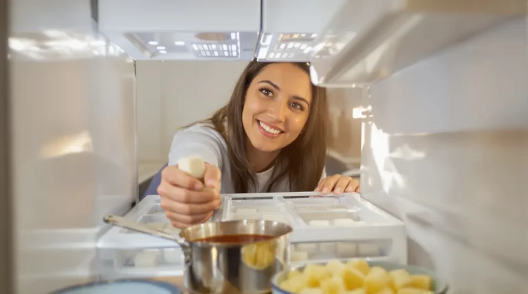 « Je congèle mon lait en glaçons depuis un mois » : le réflexe qui a transformé ma façon de cuisiner