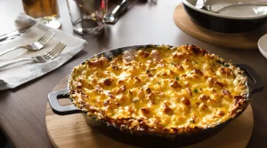 Oubliez la béchamel : la sauce secrète que les chefs adorent transforme vos gratins